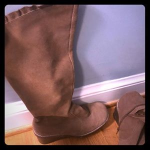 Tan/brown boots